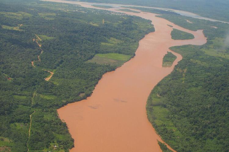 Aerial view of the confluence of the Río Tambo (from bottom to top) and the Río Urubamba (in the background, from right to left) forming the Río Ucayali (left).