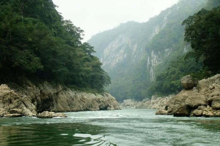 Usumacinta River flowing through the Usumacinta Canyon, Tabasco, Mexico