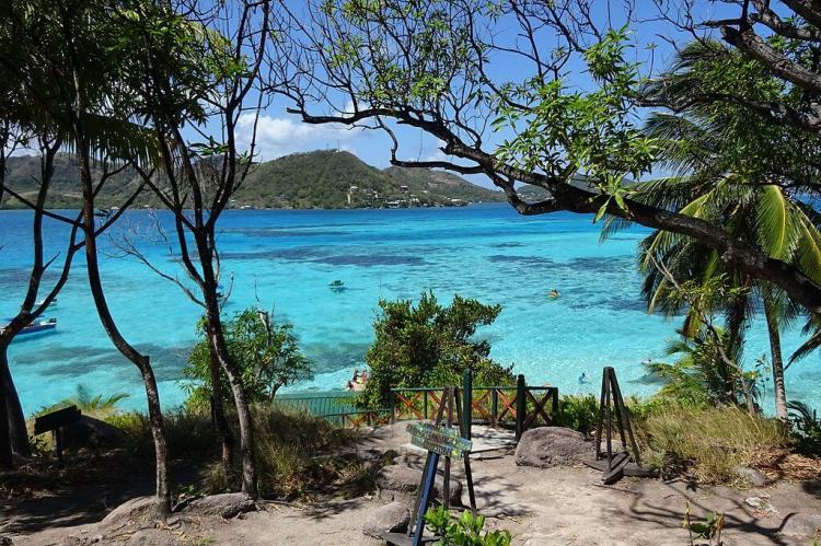 Cayo Cangrejo, in the Old Providence McBean Lagoon National Natural Park with the island of Providencia in the background.