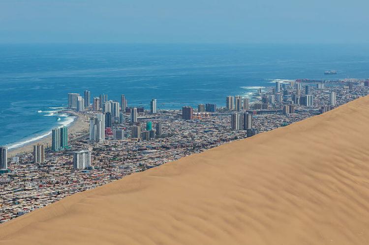 View of the Dragon Dune in the foreground and the city of Iquique in the background.