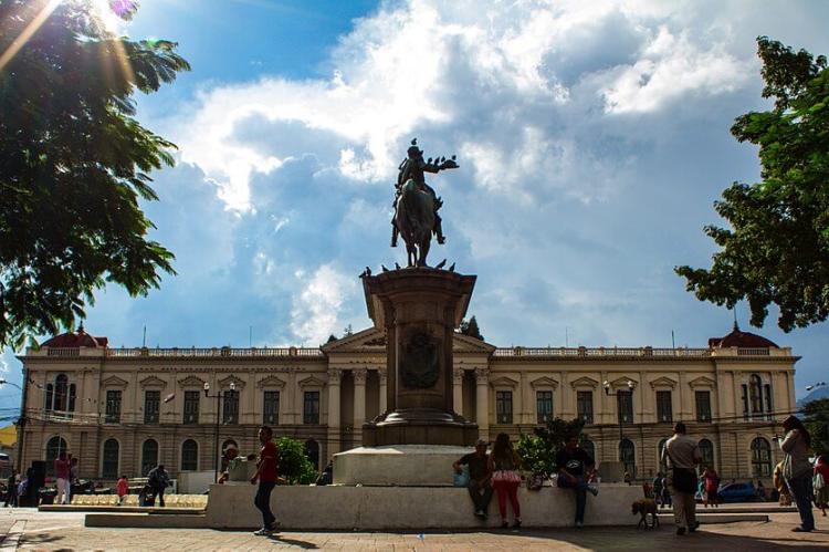 The National Palace and the statue of Captain General Gerardo Barrios (San Salvador).