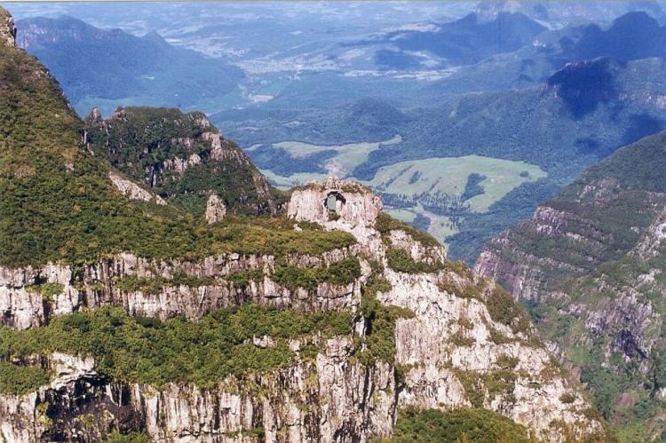 Stone formation: Pedra Furada, Parque Nacional de São Joaquim, Brazil