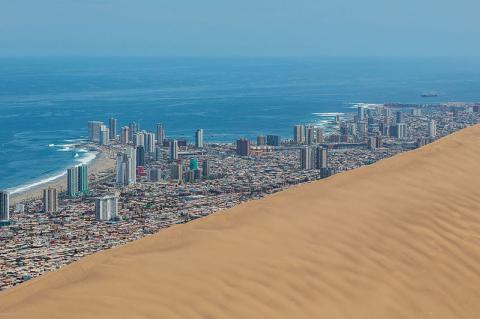 View of the Dragon Dune in the foreground and the city of Iquique in the background.