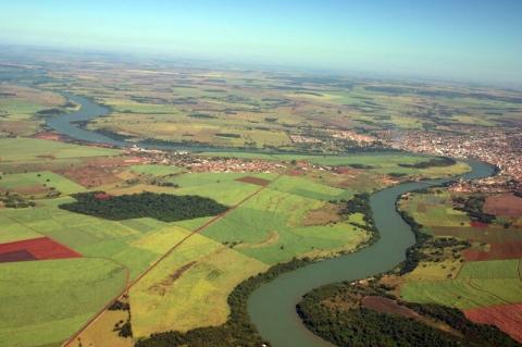 Aerial view of the Paranaíba River on the border between Itumbiara and Araporã