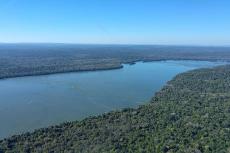 Iguaçu river, just before the Iguaçu falls is the natural border between Brazil (right) and Argentina (left)